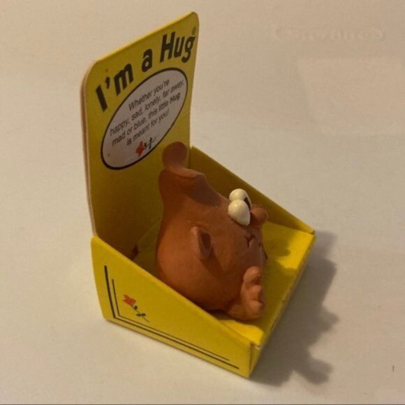 Vintage Hug Figurine Novelty Kitsch Stocking Stuffer in Packaging - Picture 8 of 11